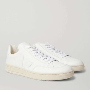 Unisex (M7 / W9 / EU40) Veja V-12 Leather Sneaker in Extra White